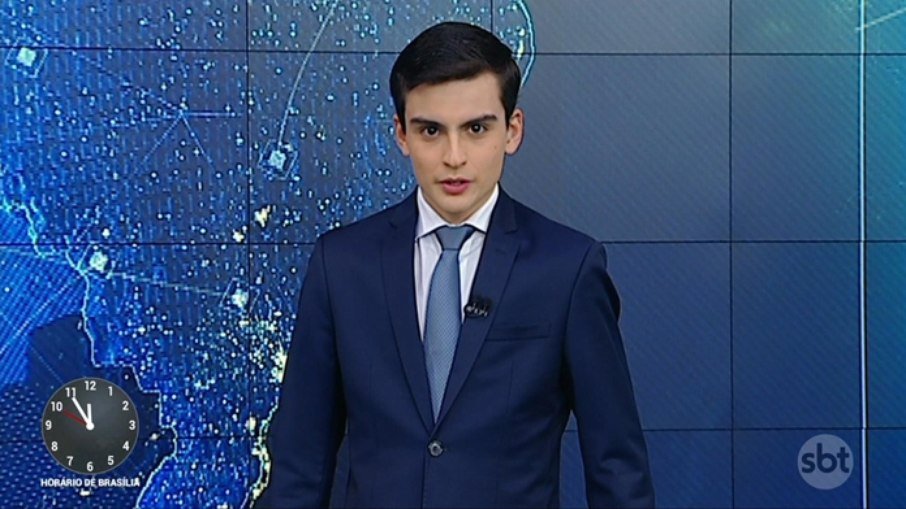 Foto de Dudu Camargo durante apresentação do jornalistico primeiro impacto do sbt