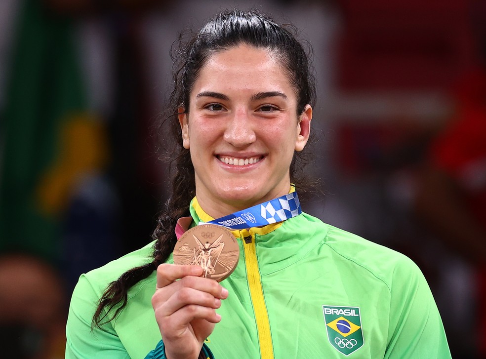 Mayra Aguiar ergue medalha de bronze do judô