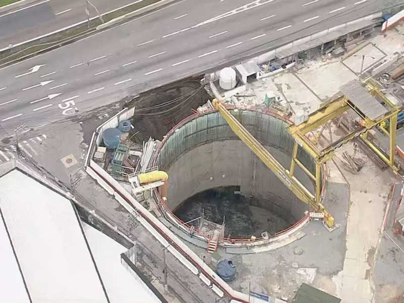 Imagem mostra obra do Metrô e, ao lado, desmoronamento que atingiu a pista local da Marginal Tietê sentido Ayrton Senna