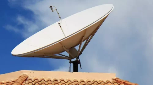 Foto: Reprodução - Imagem colorida que mostra uma antena instalada no telhado de uma casa