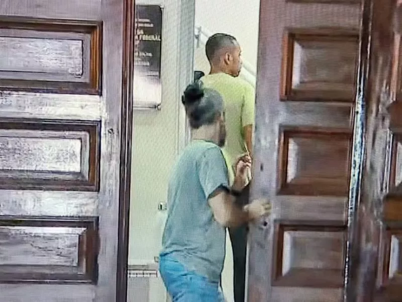 Robinho dentro do prédio da Polícia Federal em Santos — Foto: TV Tribuna