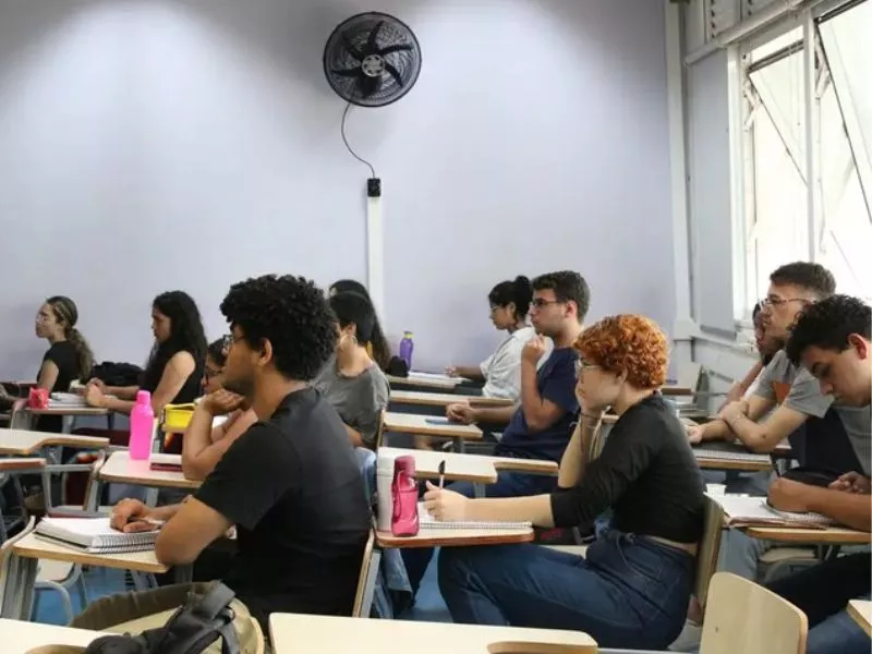 Estudantes realizando prova / Foto: Agência Brasil